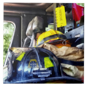 Carreau En Céramique Deux casques de pompiers à l'intérieur d'un camion