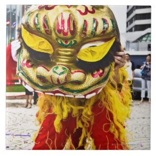 Carreau En Céramique Deux personnes dans le costume chinois de dragon,