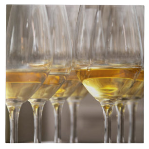 Carreau En Céramique deux rangées de verres de dégustation de vin aux