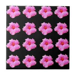 Carreau En Céramique "Élégance florale : Hibiscus rose fleurit sur noir