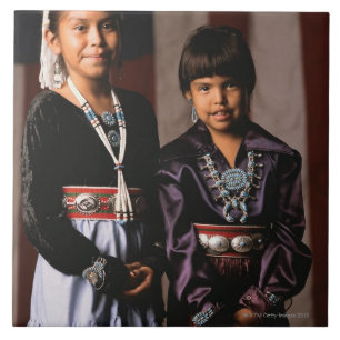 Carreau En Céramique Filles de Navajo devant le drapeau