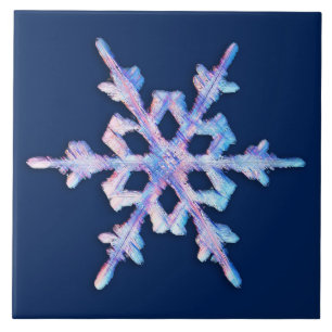 Carreau En Céramique Flocon de neige iridescent sur fond bleu foncé