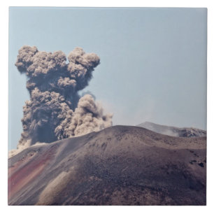 Carreau En Céramique Fumée s'échappant du volcan actif Anak Krakatau