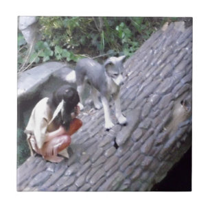 Carreau En Céramique Garçon indien indigène avec le loup