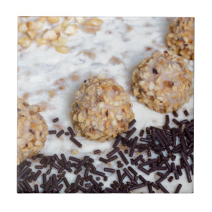 Carreau En Céramique Gâteau aux amandes avec arrosage au chocolat détai