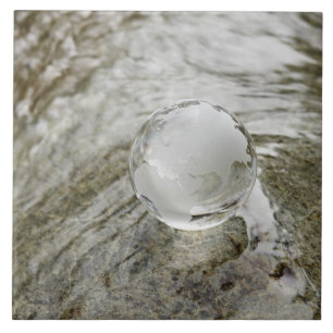 Carreau En Céramique Globe en verre sur le courant de l'eau