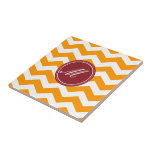 Carreau En Céramique Gold et Maroon Chevron avec tuile Monogram