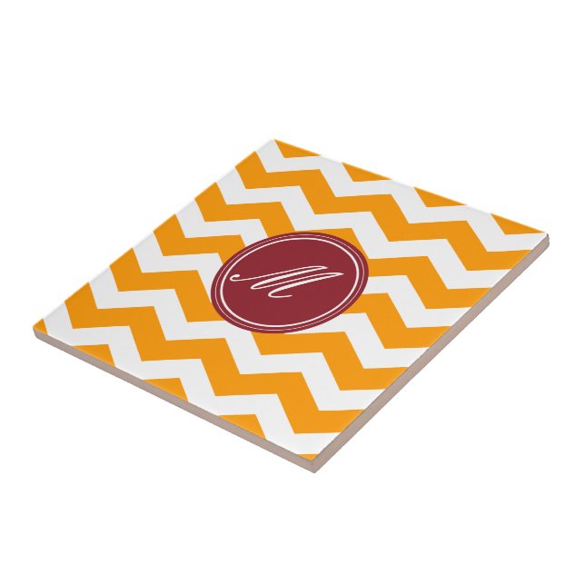 Carreau En Céramique Gold et Maroon Chevron avec tuile Monogram (Côté)