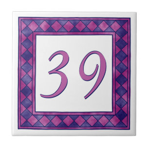 Carreau En Céramique Grand numéro de maison rose et pourpre Checkered