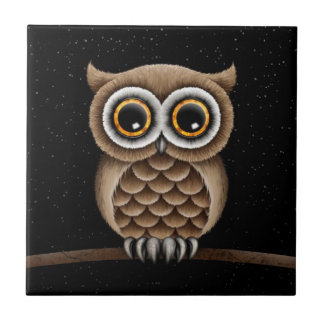 Carreau En Céramique Hibou Brown pelucheux mignon sur une branche avec