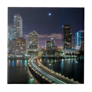 Carreau En Céramique Horizon de ville de Miami avec le pont la nuit