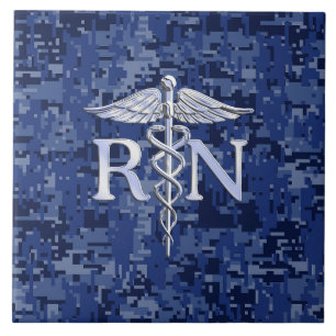 Carreau En Céramique Infirmière inscrite RN Silver Caduceus sur Camo de