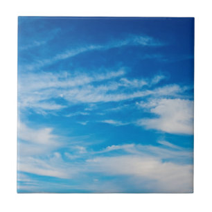 Carreau En Céramique Le blanc de ciel bleu opacifie l'arrière - plan