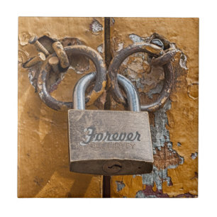 Carreau En Céramique Love Lock sur la porte antique