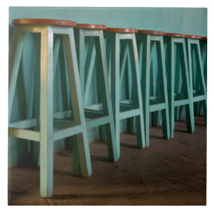 Carreau En Céramique Mexique, Oaxaca, Tabourets de bar verts alignés le
