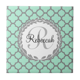 Carreau En Céramique Mint Green Grey Quatrefoil Nom Monogramme Laurel