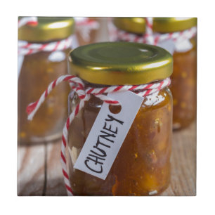 Carreau En Céramique Onion pineapple chutney on rustic wood