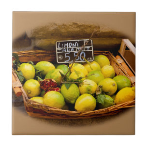 Carreau En Céramique Panier en osier de citrons italiens au marché