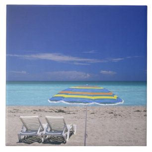 Carreau En Céramique Parapluie et deux chaises longues sur la plage,