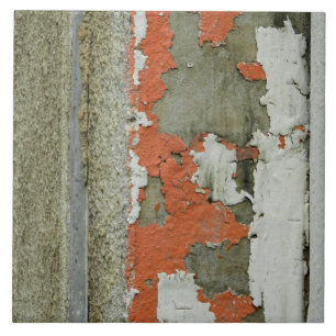 Carreau En Céramique Peinture orange d'épluchage grunge sur le mur en