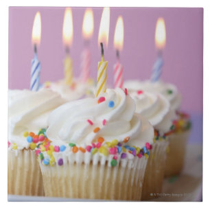 Carreau En Céramique Plateau des petits gâteaux d'anniversaire avec de