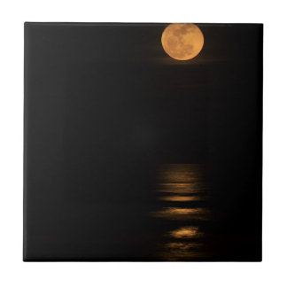 Carreau En Céramique pleine lune d'or au-dessus d'océan