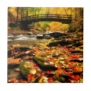 Carreau En Céramique Pont en bois et crique dans l'automne