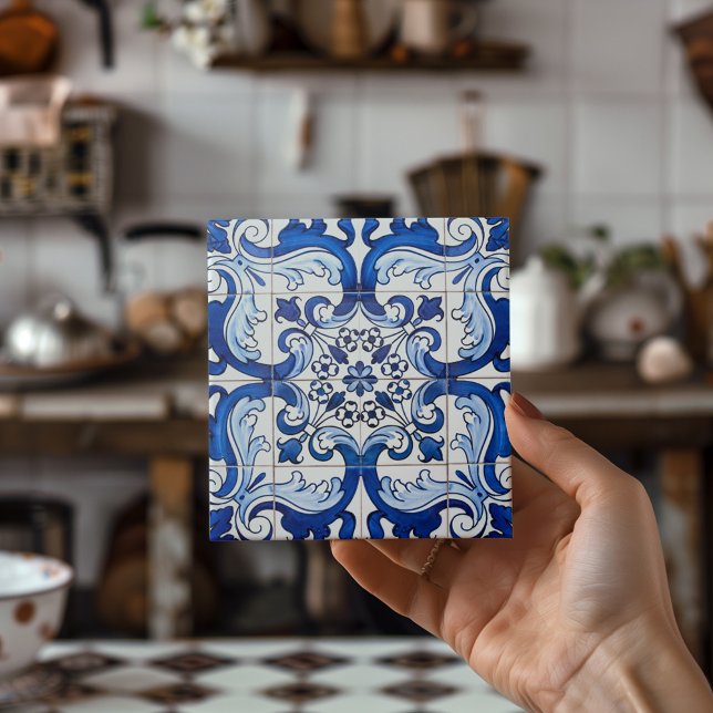 Carreau En Céramique Portugal Azulejo Indigo Motif de mosaïque bleue (Indigo Blue Portuguese Lisbon Azulejo Decorative Ceramic Tile Presented By A Woman's Hand)