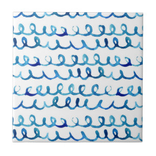 Carreau En Céramique Profil onduleux d'aquarelle bleue peinte à la mai