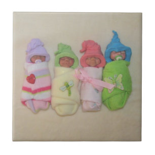 Carreau En Céramique Quatre petits bébés : Sculptures en argile de