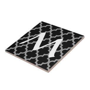 Carreau En Céramique Quatrefoil d'humeurs marocaines noir avec initial