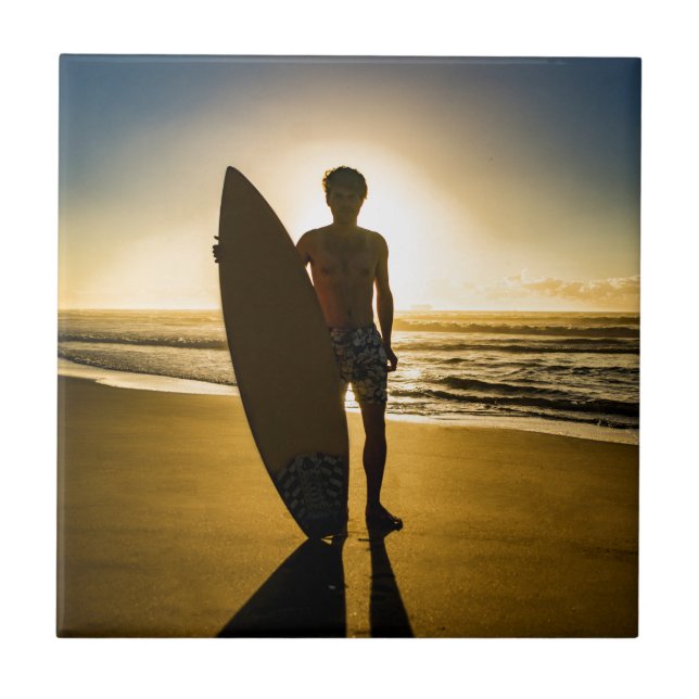 Carreau En Céramique Silhouette surfeuse au lever du soleil (Devant)