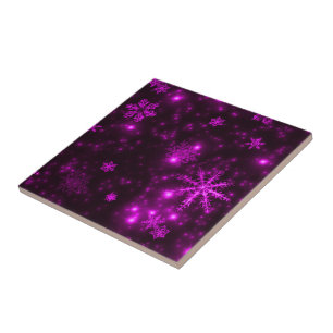 Carreau En Céramique Snowflakes avec Arrière - plan pourpre