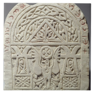 Carreau En Céramique Stela funéraire avec une colombe ou un aigle,