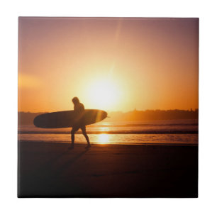 Carreau En Céramique Surfer sur la plage au coucher du soleil