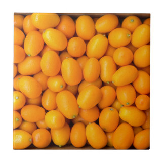 Carreau En Céramique Tas des kumquats oranges dans la boîte en carton