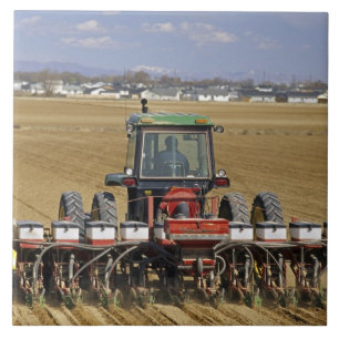 Carreau En Céramique Tracteur tirant un semoir de maïs semence.