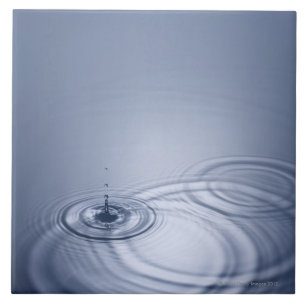 Carreau En Céramique Une gouttelette simple de l'eau tombant dans un