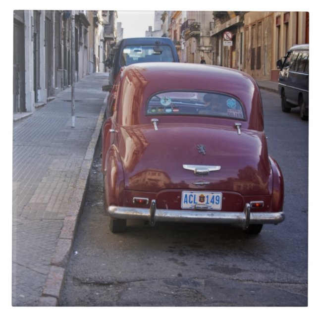 Carreau En Céramique Une vieille voiture rouge classique Peugeot garée  (Devant)