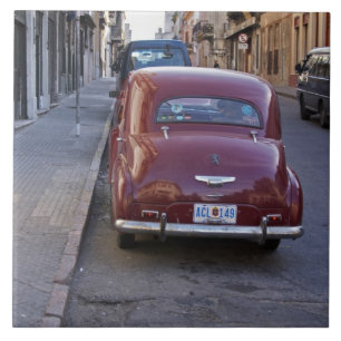 Carreau En Céramique Une voiture Peugeot rouge classique ancienne garée