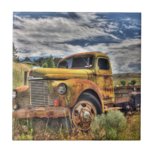 Carreau En Céramique Vieux camion abandonné dans un champ