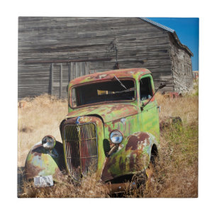 Carreau En Céramique Voiture de rouillement devant la ferme abandonnée