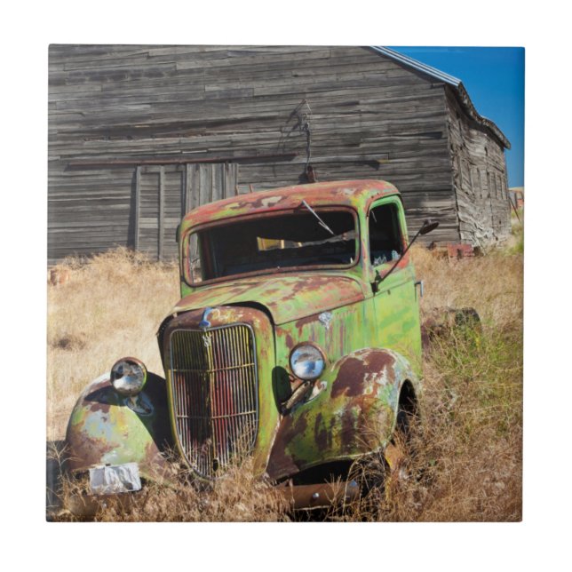 Carreau En Céramique Voiture de rouillement devant la ferme abandonnée (Devant)