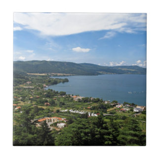 Carreau En Céramique Vue panoramique de Bracciano de lac