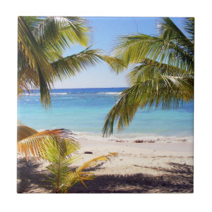 Carreau En Céramique Vue tropicale sur la plage d'été avec palmiers
