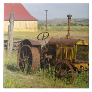 Carreau États-Unis, Oregon, Shaniko. Tracteur ancien rouil