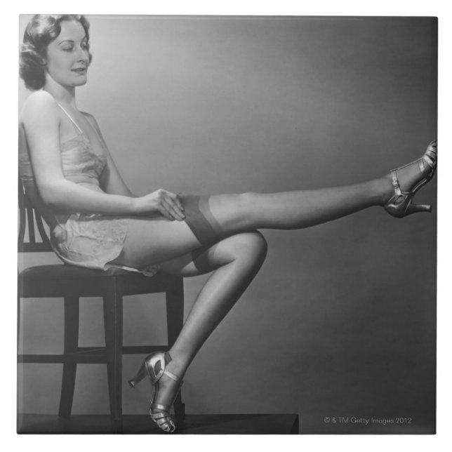 Carreau Femme s'asseyant sur la chaise (Devant)