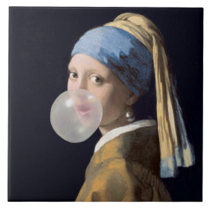 Carreau Fille à oreille perle soufflant une gomme à bulles