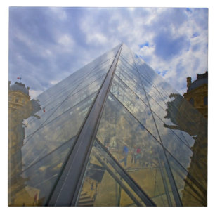 Carreau France, Paris. Les nuages se reflètent sur le Louv