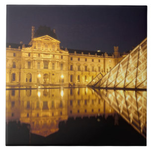 Carreau France, Paris, musée du Louvre de nuit.